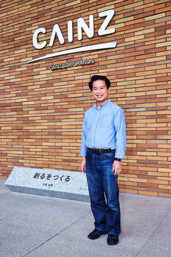 本社正面入口前