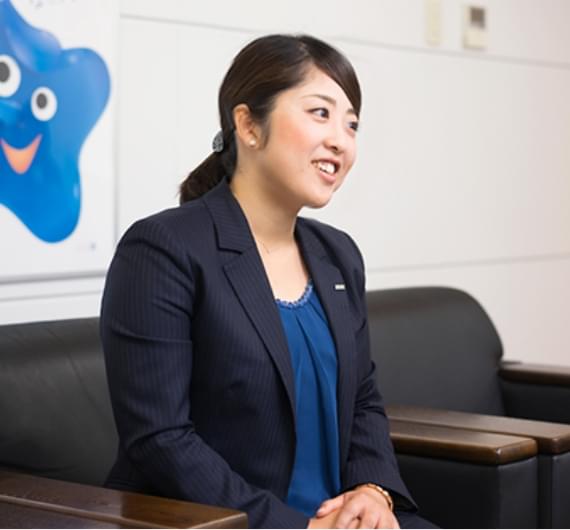 お客様に喜んでほしいから、私は実発電量の多さでオススメしています。 株式会社新出光 ソーラー事業課 住宅用チーム 福岡グループ　吉武 ひなこ 様